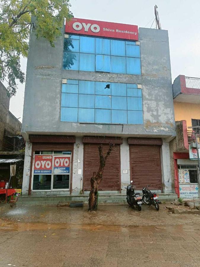 Oyo Flagship 62980 Shiva Residency Hotell Garhi Harsaru Eksteriør bilde